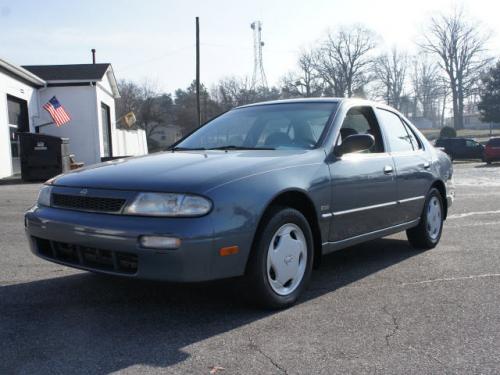 Photo of a 1993-1994 Nissan Altima in Pewter Blue Pearl (paint color code BL0)