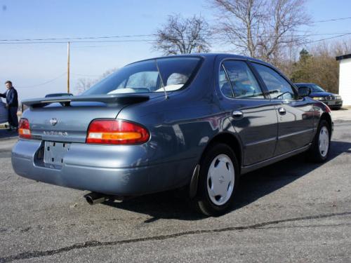 Photo of a 1993-1994 Nissan Altima in Pewter Blue Pearl (paint color code BL0)