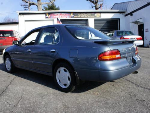 Photo of a 1993-1994 Nissan Altima in Pewter Blue Pearl (paint color code BL0)