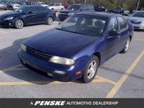 Photo of a 1995-1996 Nissan Altima in Starfire Blue Pearl (paint color code BN6)