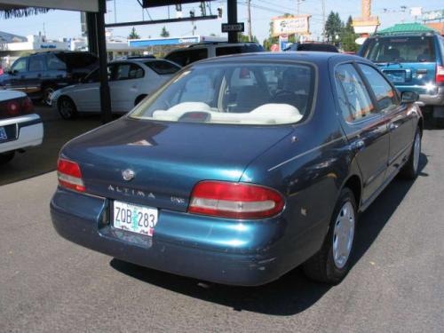 Photo of a 1995-1997 Nissan Altima in Blue Emerald (paint color code FN2)