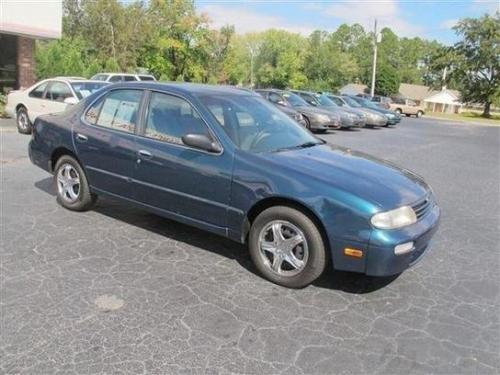 Photo of a 1995-1997 Nissan Altima in Blue Emerald (paint color code FN2)