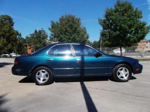 Photo of a 1995-1997 Nissan Altima in Blue Emerald (paint color code FN2)