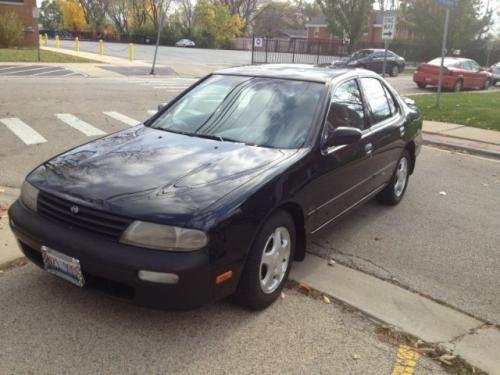 Photo of a 1993-1997 Nissan Altima in Super Black (paint color code KH3