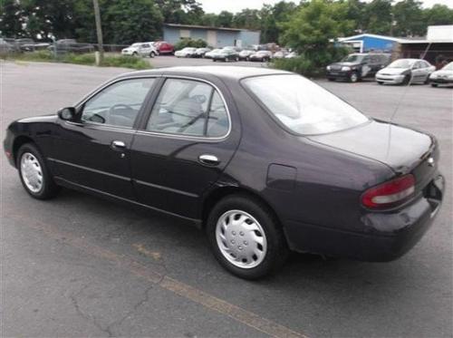 Photo of a 1995-1996 Nissan Altima in Deep Purple Metallic (paint color code LP2)