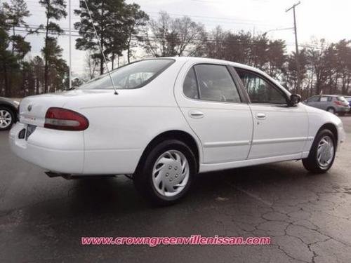 Photo of a 1995-1997 Nissan Altima in Cloud White (paint color code QM1)
