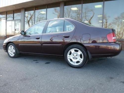 Photo of a 1998-2000 Nissan Altima in Black Cherry (paint color code AS0)