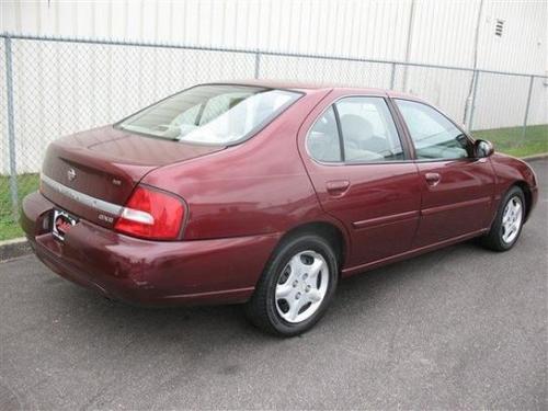 Photo of a 2001 Nissan Altima in Nouveau Ruby (paint color code AX3)