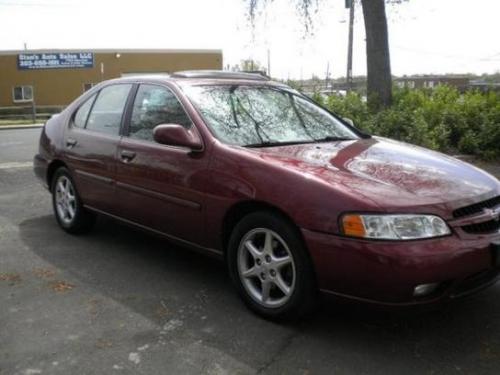 Photo of a 2001 Nissan Altima in Nouveau Ruby (paint color code AX3)