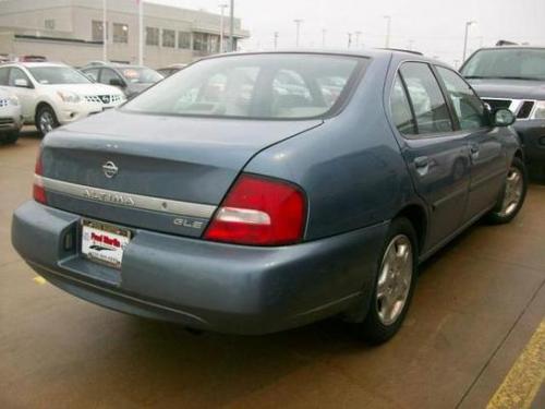 Photo of a 1999-2000 Nissan Altima in Blue Dusk (paint color code BV0)