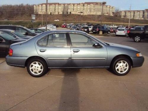 Photo of a 1999-2000 Nissan Altima in Blue Dusk (paint color code BV0)
