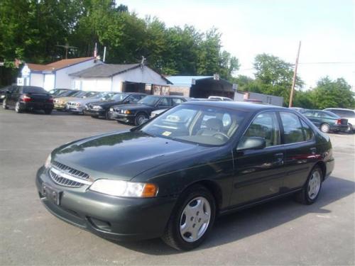 Photo of a 2000-2001 Nissan Altima in Green Emerald (paint color code DW1)