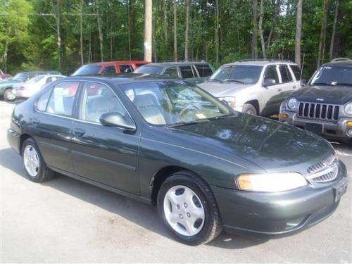 Photo of a 2000-2001 Nissan Altima in Green Emerald (paint color code DW1)
