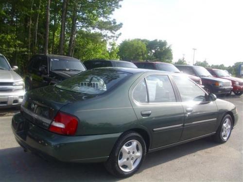 Photo of a 2000-2001 Nissan Altima in Green Emerald (paint color code DW1)