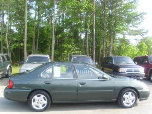 Photo of a 2000-2001 Nissan Altima in Green Emerald (paint color code DW1)