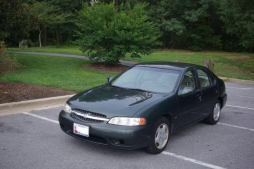 Photo of a 2000-2001 Nissan Altima in Green Emerald (paint color code DW1)