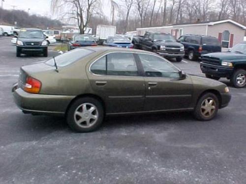 Photo of a 1998 Nissan Altima in Golden Olive (paint color code JS0)