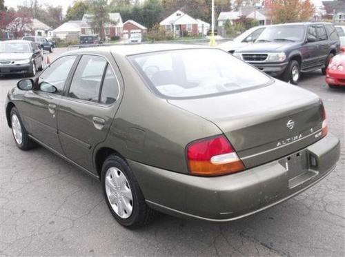 Photo of a 1998 Nissan Altima in Golden Olive (paint color code JS0)