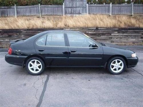 Photo of a 1998-2001 Nissan Altima in Super Black (paint color code KH3)