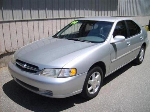 Photo of a 1999-2001 Nissan Altima in Platinum Metallic (paint color code KN0)