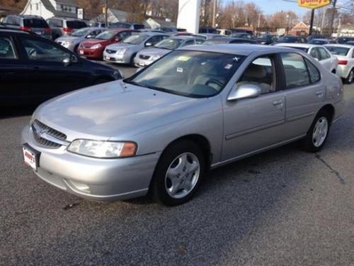 Photo of a 1999-2001 Nissan Altima in Platinum Metallic (paint color code KN0)