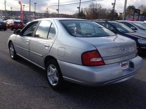 Photo of a 1999-2001 Nissan Altima in Platinum Metallic (paint color code KN0)