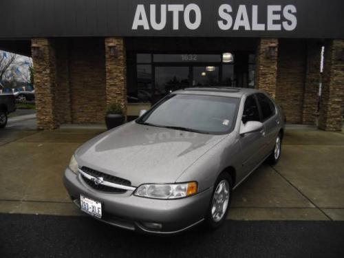 Photo of a 1999-2001 Nissan Altima in Titanium Frost (paint color code KV0)