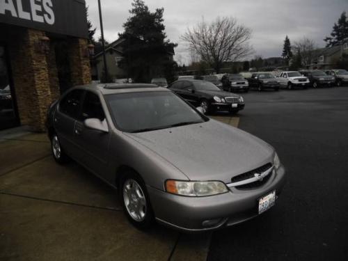 Photo of a 1999-2001 Nissan Altima in Titanium Frost (paint color code KV0)
