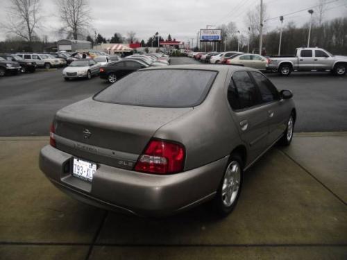 Photo of a 1999-2001 Nissan Altima in Titanium Frost (paint color code KV0)