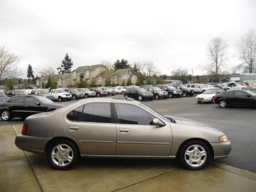Photo of a 1999-2001 Nissan Altima in Titanium Frost (paint color code KV0)
