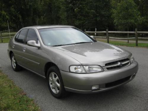 Photo of a 1999-2001 Nissan Altima in Titanium Frost (paint color code KV0)