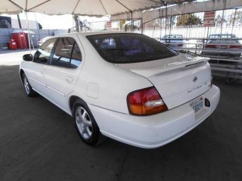 Photo of a 1998-2001 Nissan Altima in Cloud White (paint color code QM1)