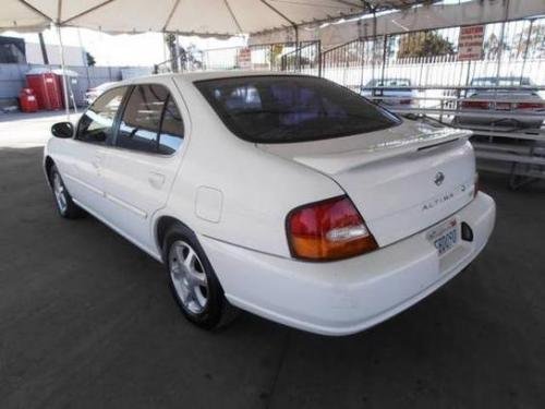 Photo of a 2001 Nissan Altima in Cloud White (paint color code QM1)