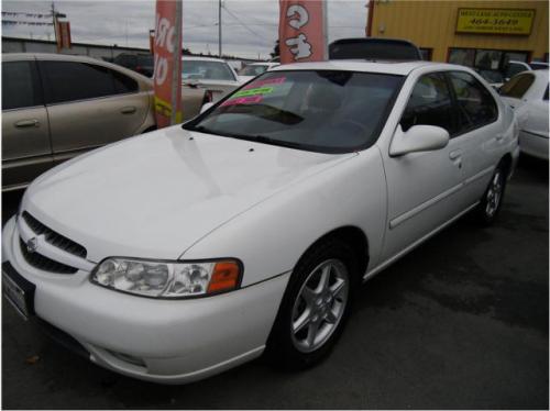 Photo of a 1999-2001 Nissan Altima in Alpine White Pearl (paint color code QV2)
