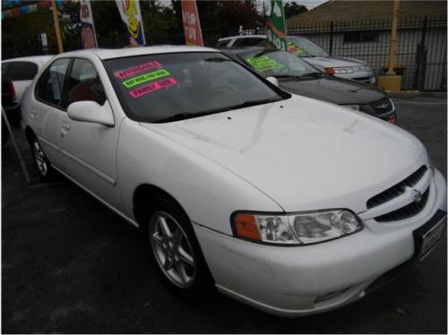 Photo of a 1999-2001 Nissan Altima in Alpine White Pearl (paint color code QV2)