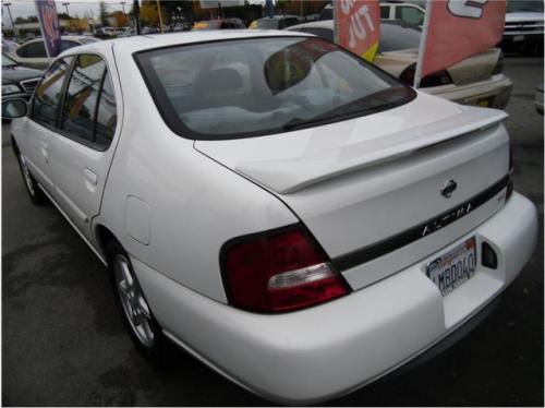 Photo of a 1999-2001 Nissan Altima in Alpine White Pearl (paint color code QV2)