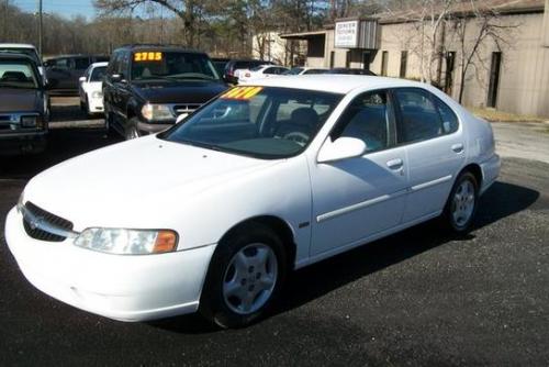 Photo of a 2001 Nissan Altima in Satin White (paint color code QX3)