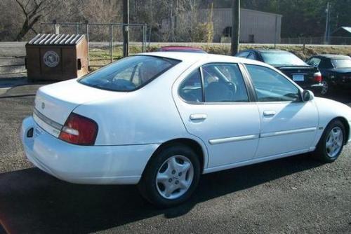 Photo of a 2001 Nissan Altima in Satin White (paint color code QX3)