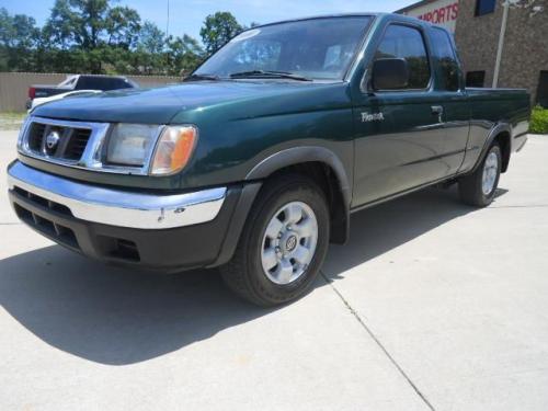 Photo of a 2000-2002 Nissan Frontier in Alpine Green (paint color code DW6)