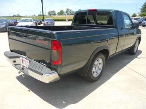 Photo of a 2000-2002 Nissan Frontier in Alpine Green (paint color code DW6)