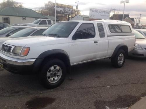 Photo of a 1998-2004 Nissan Frontier in Cloud White (AKA Avalanche) (paint color code QM1)