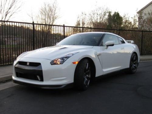 Photo of a 2009 Nissan GT-R in Ivory Pearl (paint color code QX1)