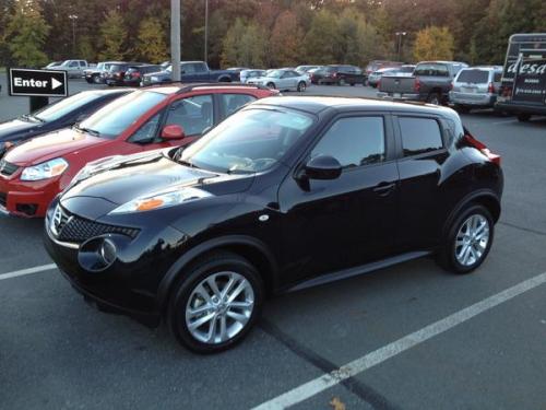 Photo of a 2011 Nissan Juke in Sapphire Black (paint color code B20)