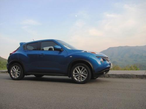 Photo of a 2011-2012 Nissan Juke in Electric Blue (paint color code B51)