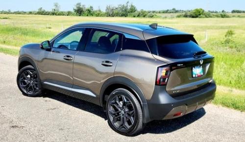 Photo of a 2025-2027 Nissan Kicks in Canyon Bronze Metallic (paint color code YEY)