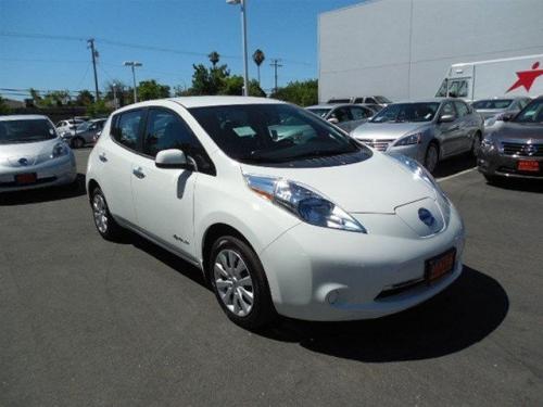 Photo of a 2013-2017 Nissan Leaf in Glacier White (paint color code QAK)