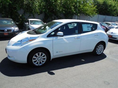 Photo of a 2013-2017 Nissan Leaf in Glacier White (paint color code QAK)