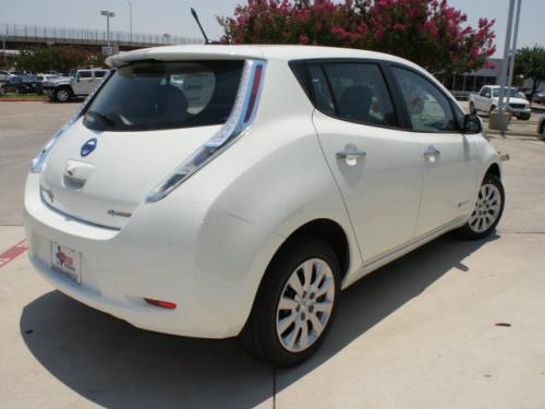 Photo of a 2013-2017 Nissan Leaf in Glacier White (paint color code QAK)