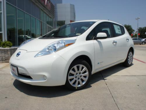 Photo of a 2013-2017 Nissan Leaf in Glacier White (paint color code QAK)