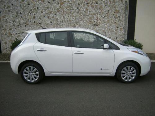 Photo of a 2013-2017 Nissan Leaf in Glacier White (paint color code QAK)